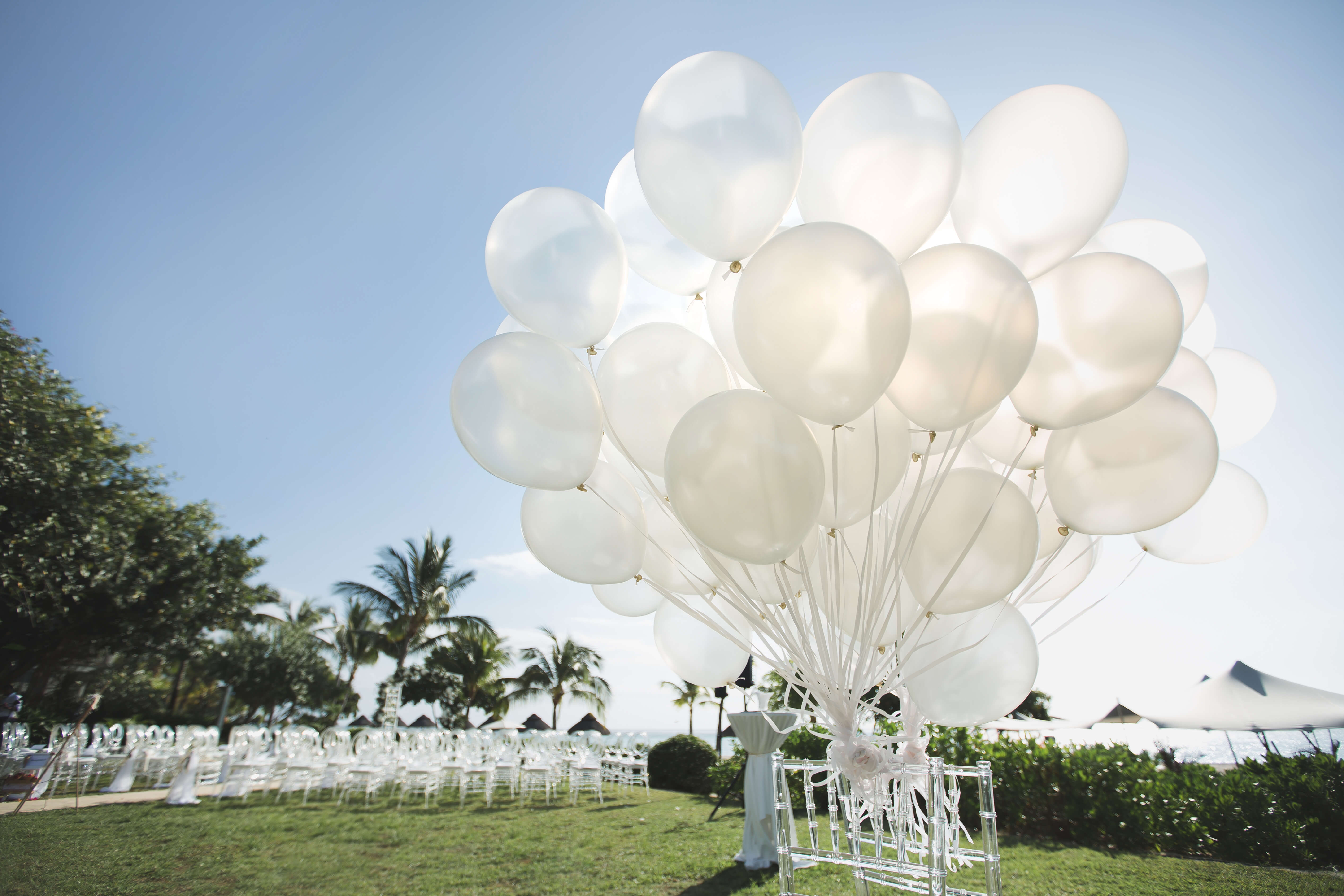 romantic-wedding-ceremony-beach-lot-white-balloons